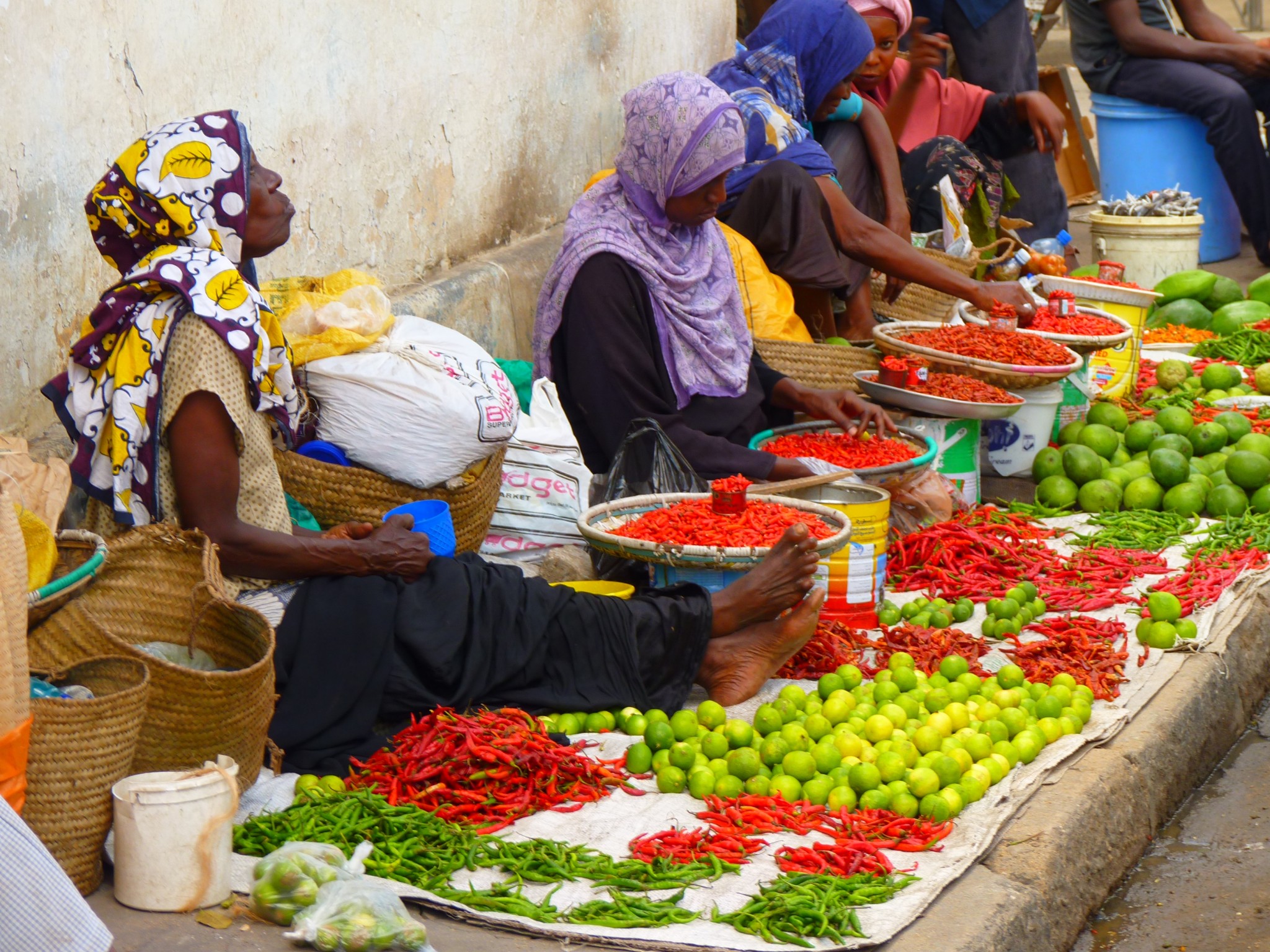 frisches Obst, Gemüse und Gewürze auf dem Markt in Mombasa