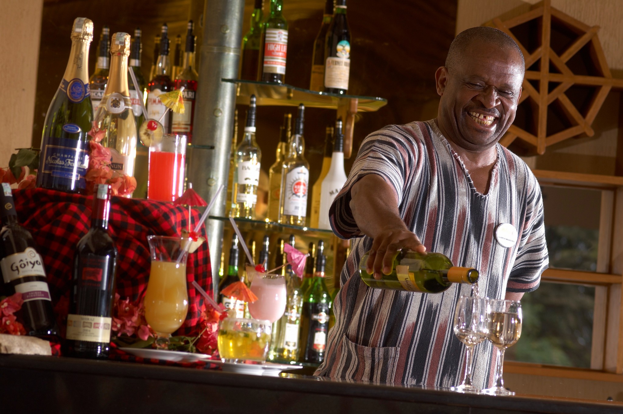 Bar mit Cocktails in der Ashnil Aruba Lodge