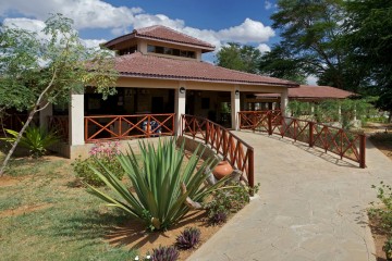 Empfangsbereich der Ashnil Aruba Lodge im Tsavo Ost Nationalpark