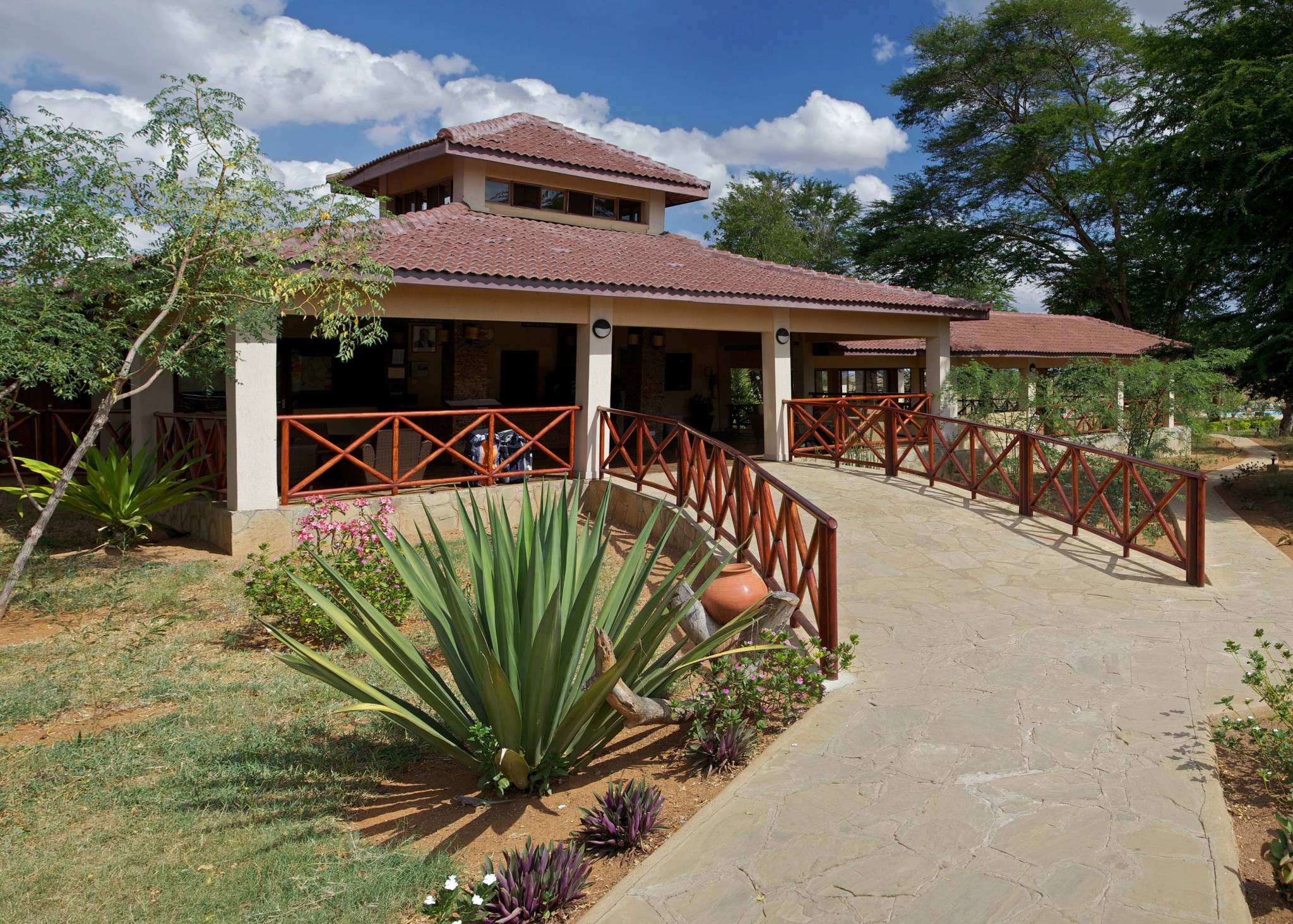 Empfangsbereich der Ashnil Aruba Lodge im Tsavo Ost Nationalpark