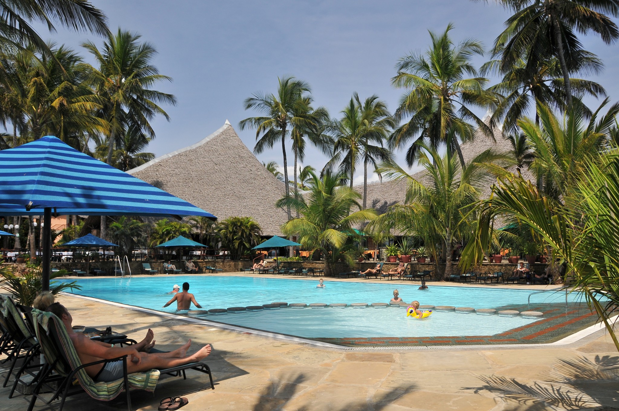 gepflegte Pool- und Gartenlandschaft im Partnerhotel Bahari Beach