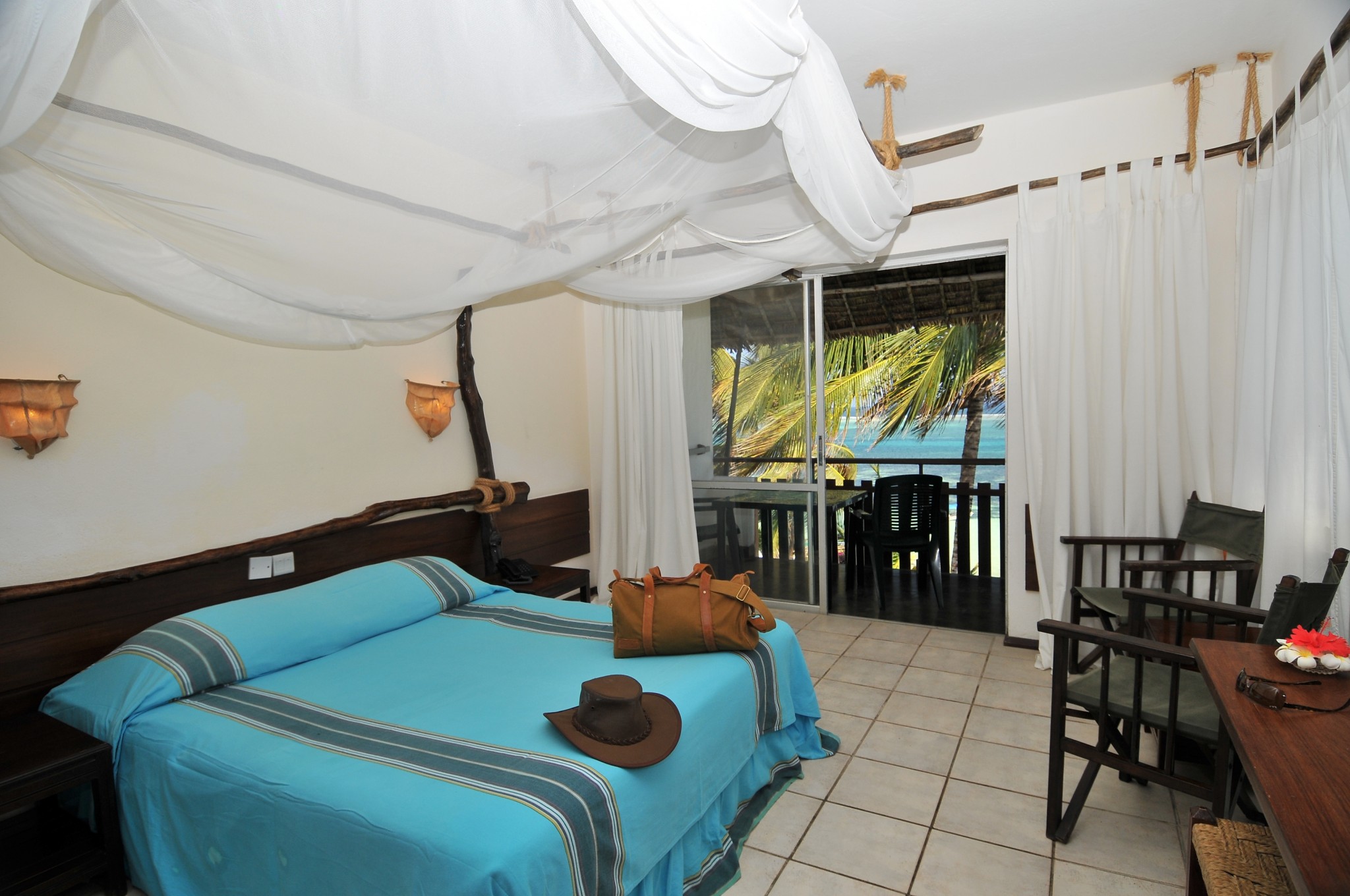afrikanische Elemente im geschmackvoll eingerichteten Zimmer des Partnerhotels Bahari Beach Club