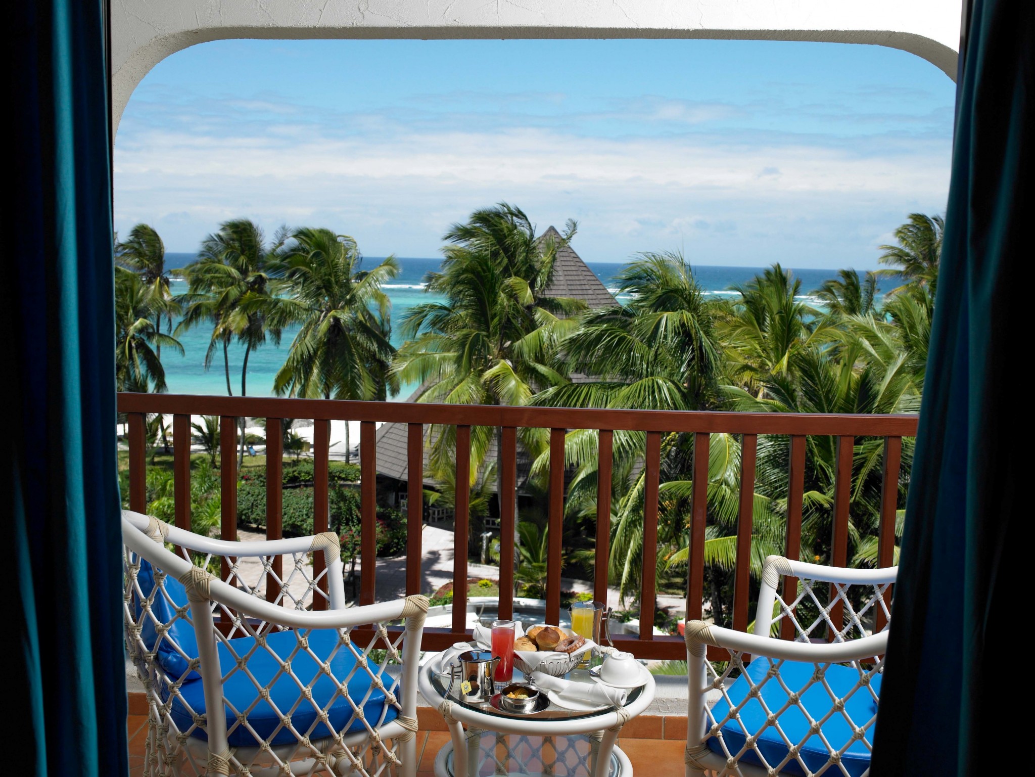 Blick vom Zimmer-Balkon zum Meer im Diani Reef Beach Resort