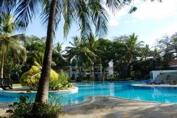 Pool und Garten des Diani Sea Resorts