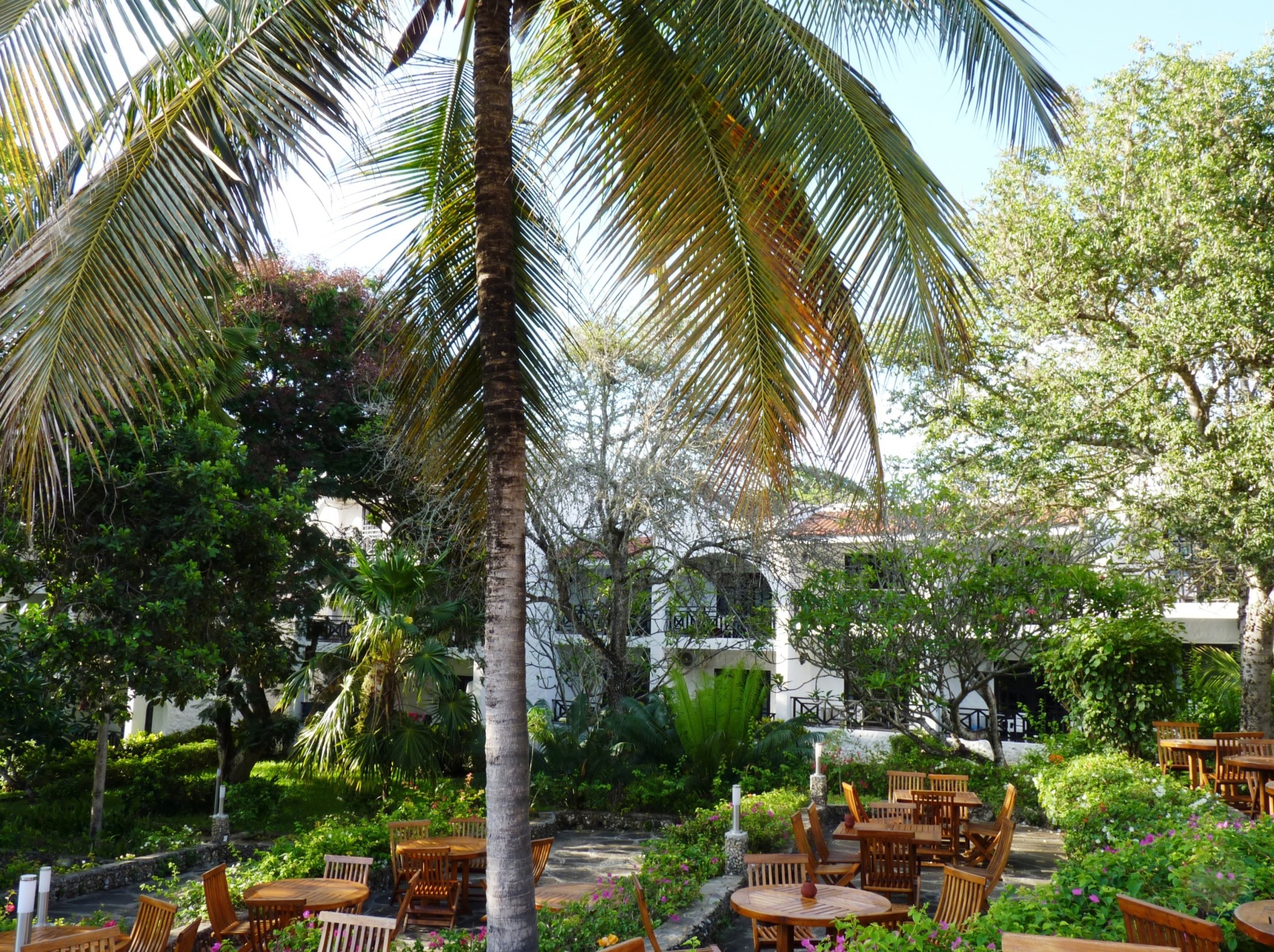 Terrasse und Anlage des Diani Sea Resorts Kenia