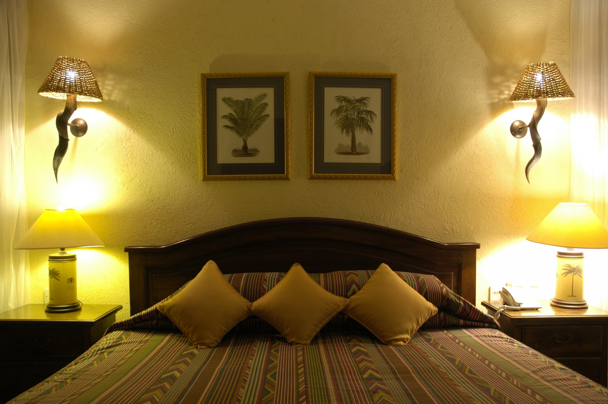 geschmackvoll eingerichtetes Zimmer der Kilaguni Serena Lodge