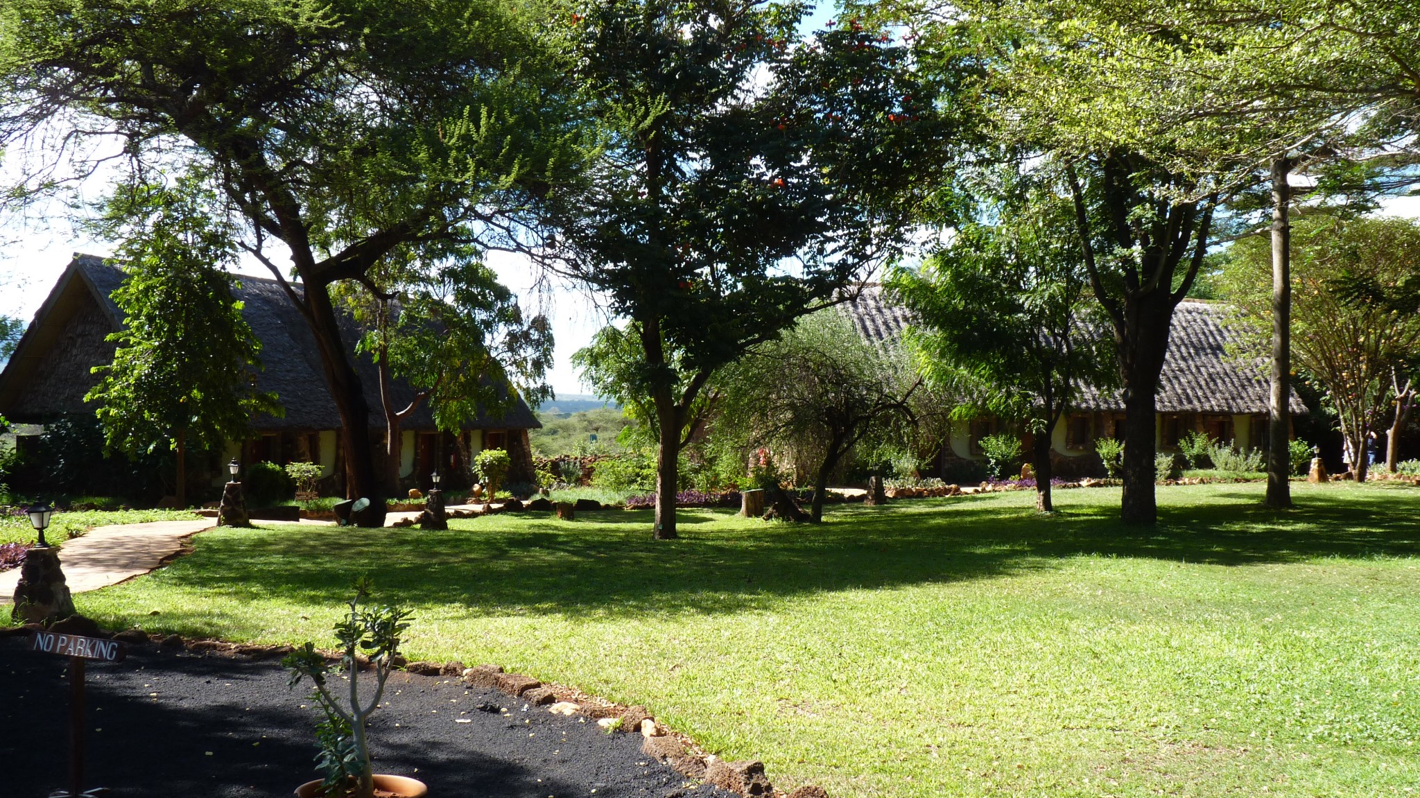 Garten und Bungalows der Kilaguni Serena Lodge