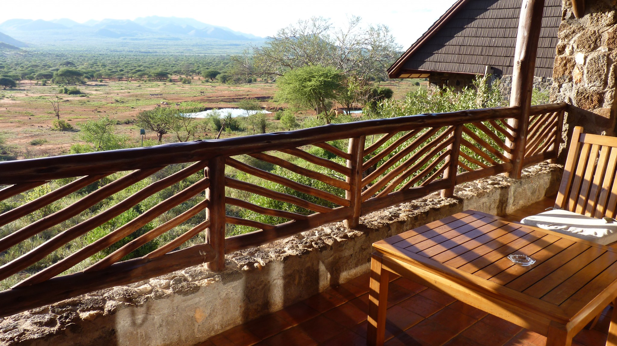 Blick zum Wasserloch vom Balkon der Kilaguni Serena Lodge