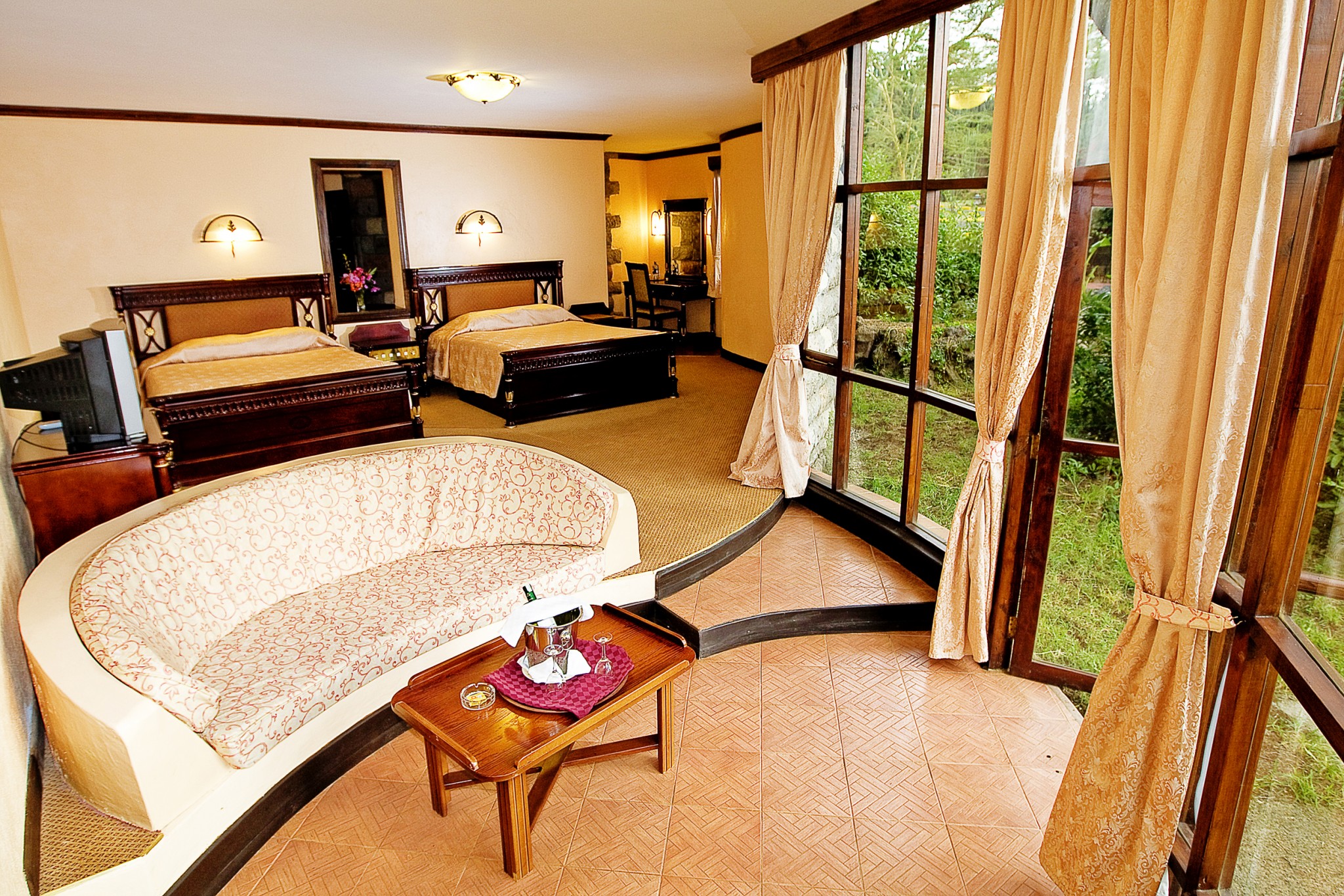 elegante Zimmer mit Garten-Blick in der Lake Naivasha Sopa Lodge