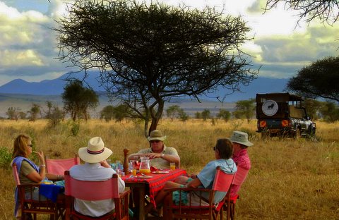 Busch-Frühstück in der Savanne nahe der Lions Bluff Lodge