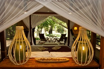 stilvoll eingerichtetes Zelt mit Blick in die Savanne im Mara Intrepids Camp