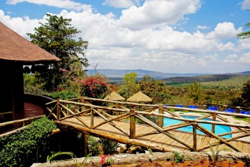 Pool mit Blick zur Savanne in der Mara Sopa Lodge