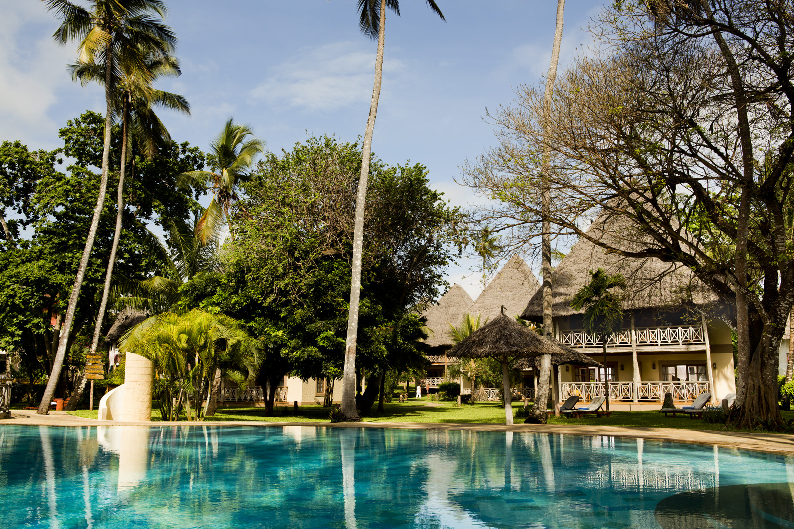 Garten und Pool im Neptune Palm Beach Resort
