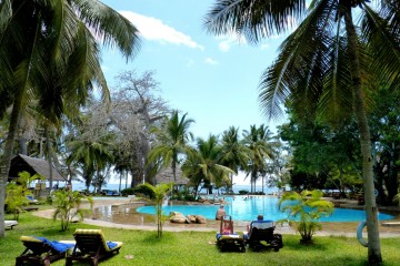 Pool- und Gartenanlage mit Baobab-Bäumen im Papillon Lagoon Reef
