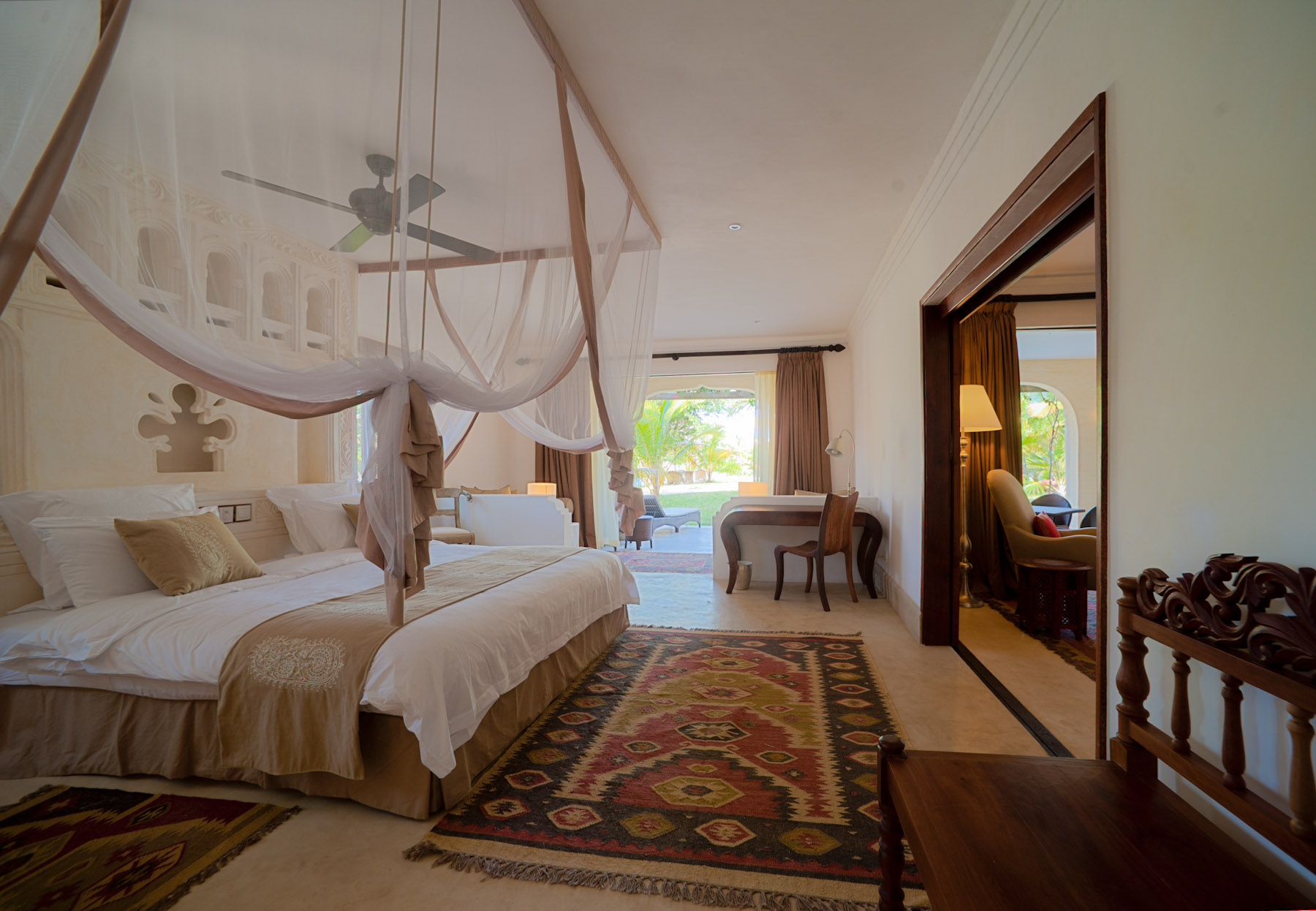 Suite mit separatem Wohnbereich und Terrasse im Swahili Beach Resort