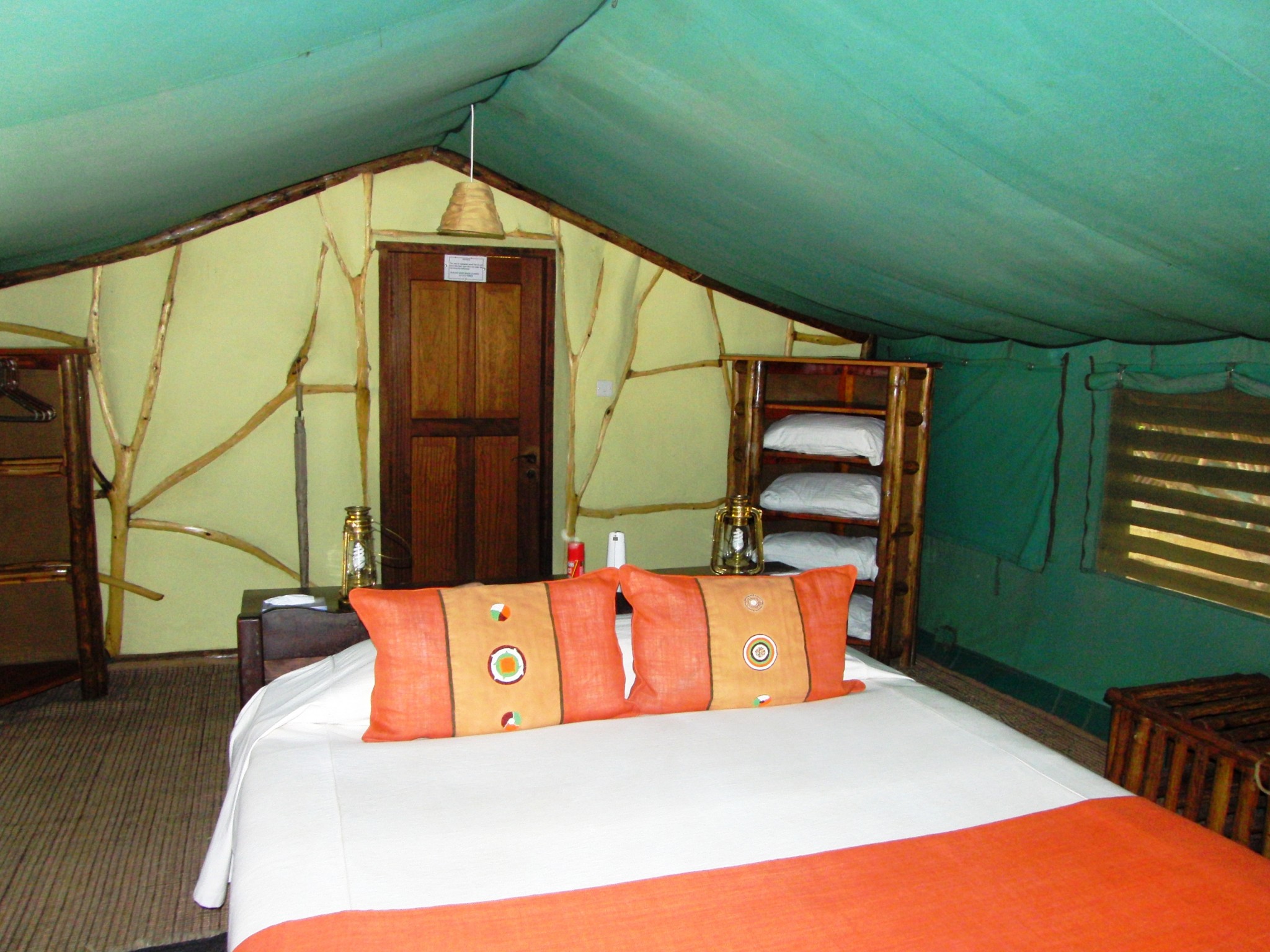 zweckmäßig eingerichtete Zelte des Satao Camps