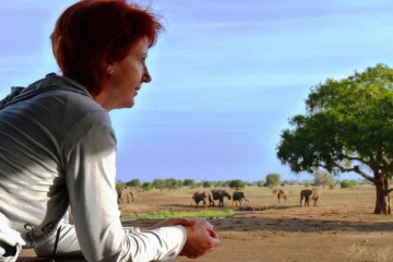 Frau Schmidt zu Besuch im Satao Camp im Tsavo Ost Nationalpark