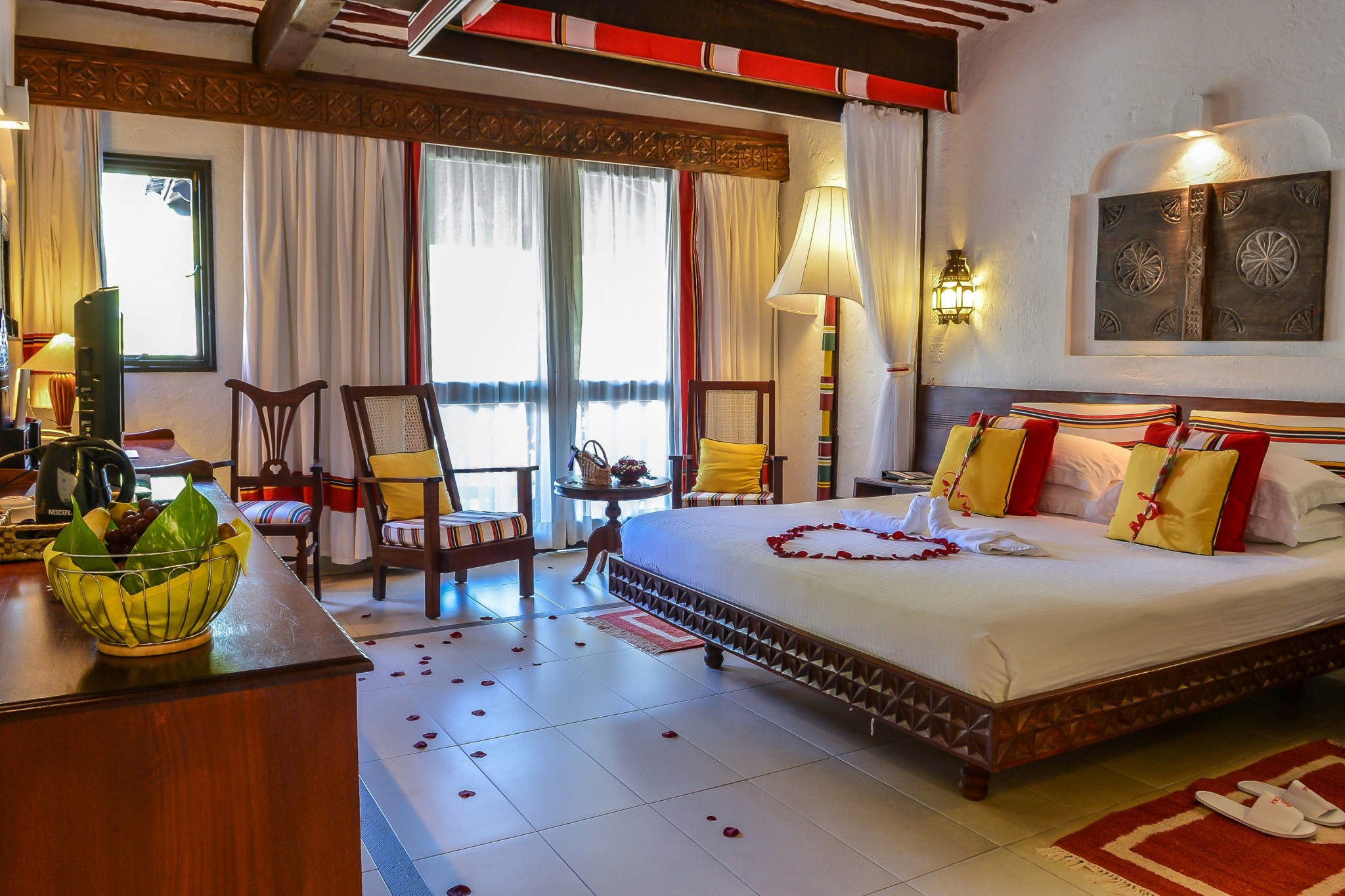Honeymoon-Zimmer mit Obstkorb im Serena Beach Resort