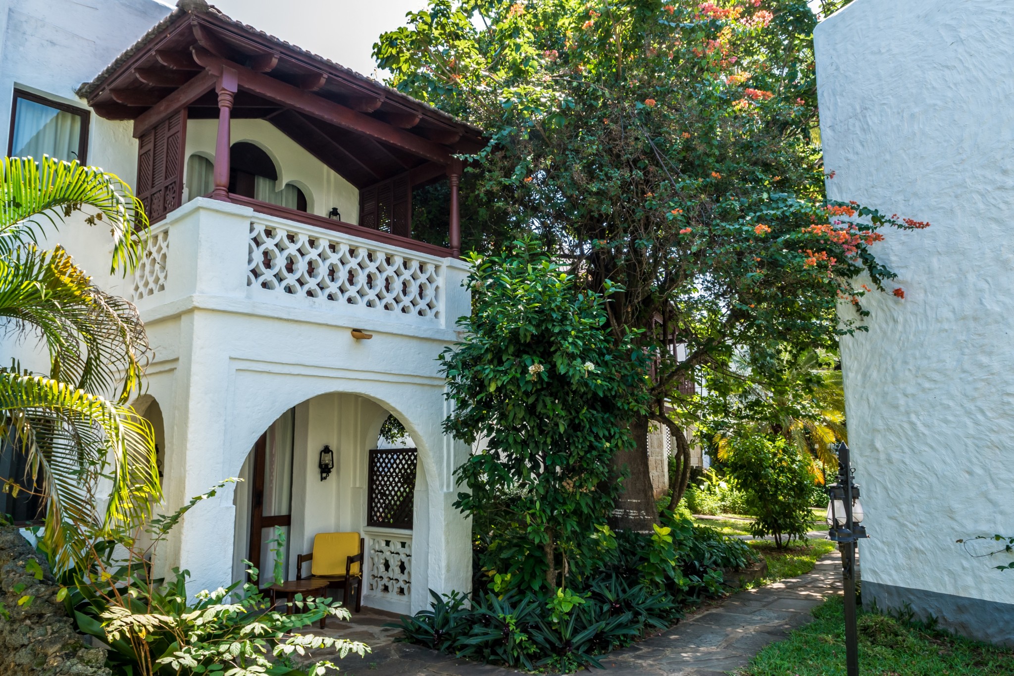 Garten mit Bungalows im Swahili Stil im Serena Beach Resort