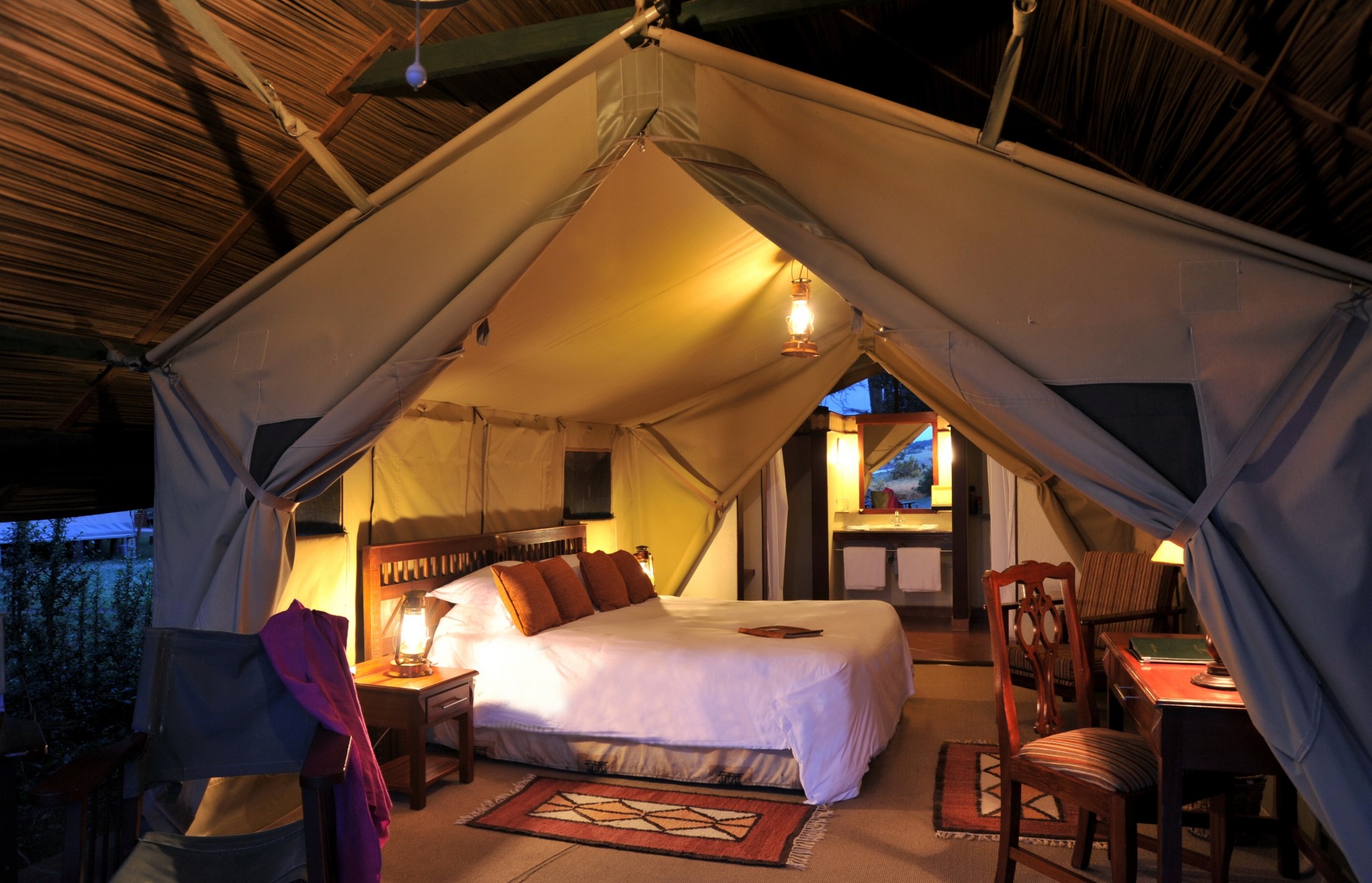 stilvoll eingerichtete Zelte im Sweetwaters Tented Camp