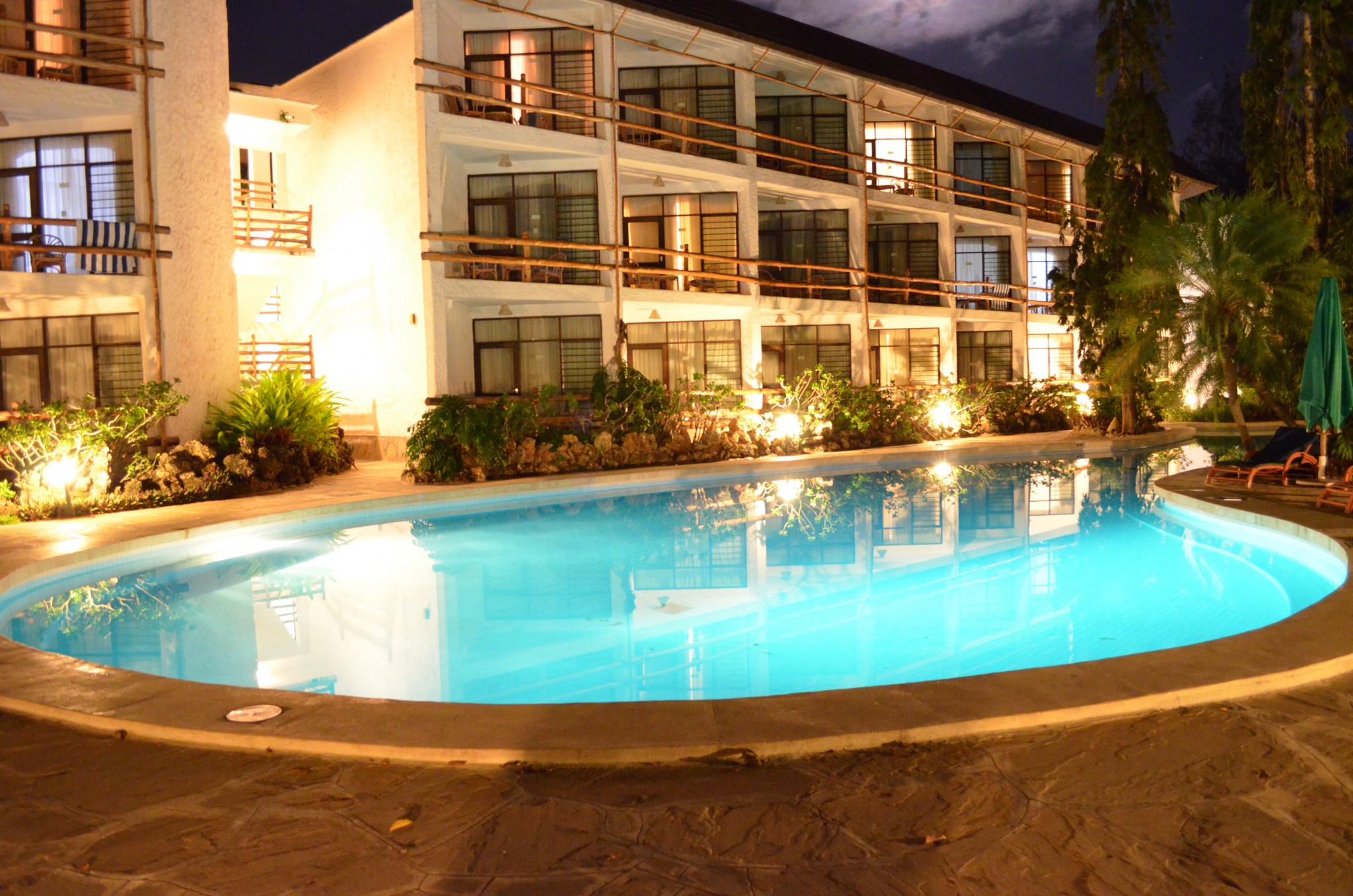 Pool bei Nacht im Travellers Beach & Club Hotel