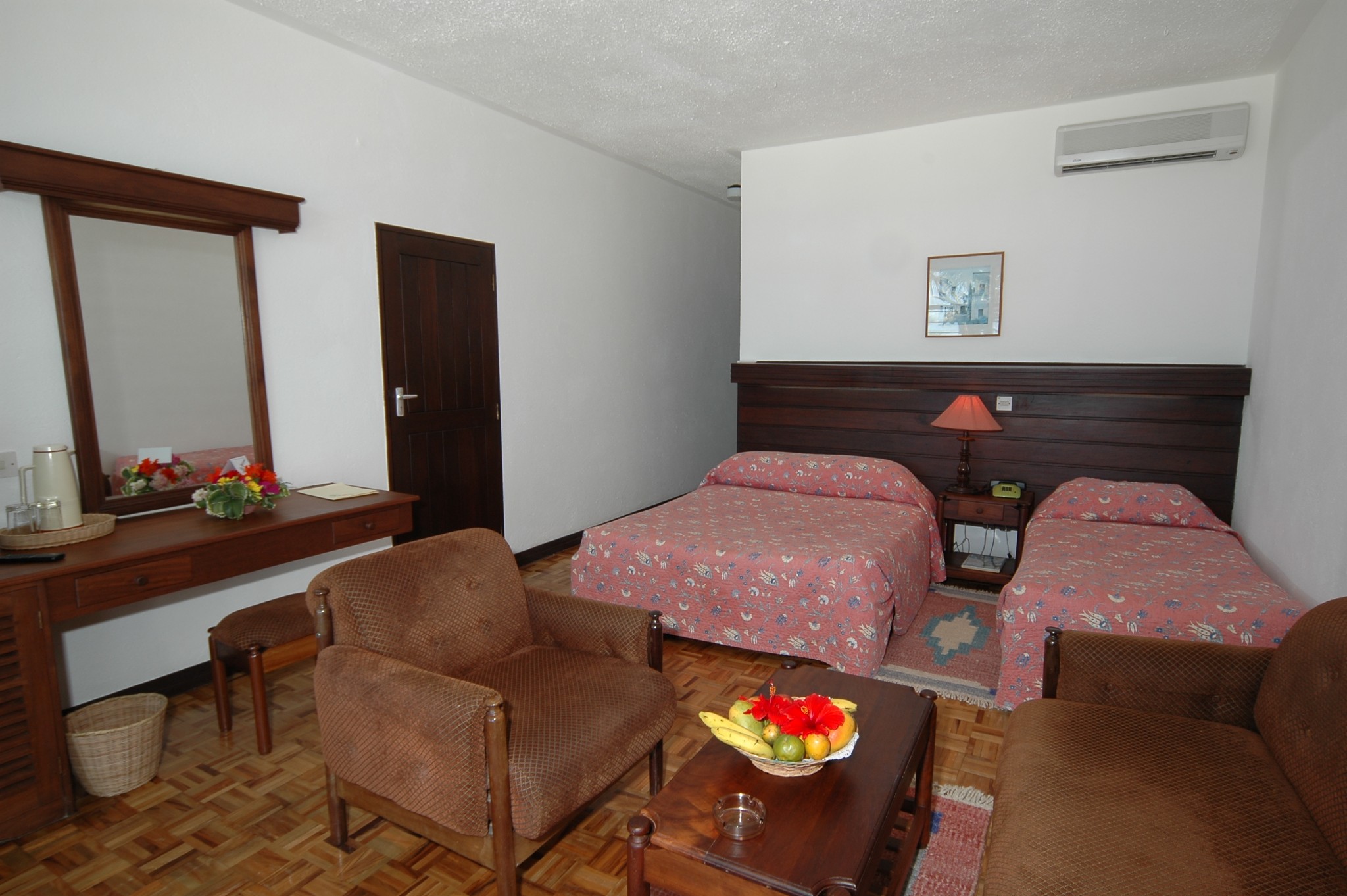 Zimmer mit Obstkorb und Sitzecke im Travellers Club Hotel