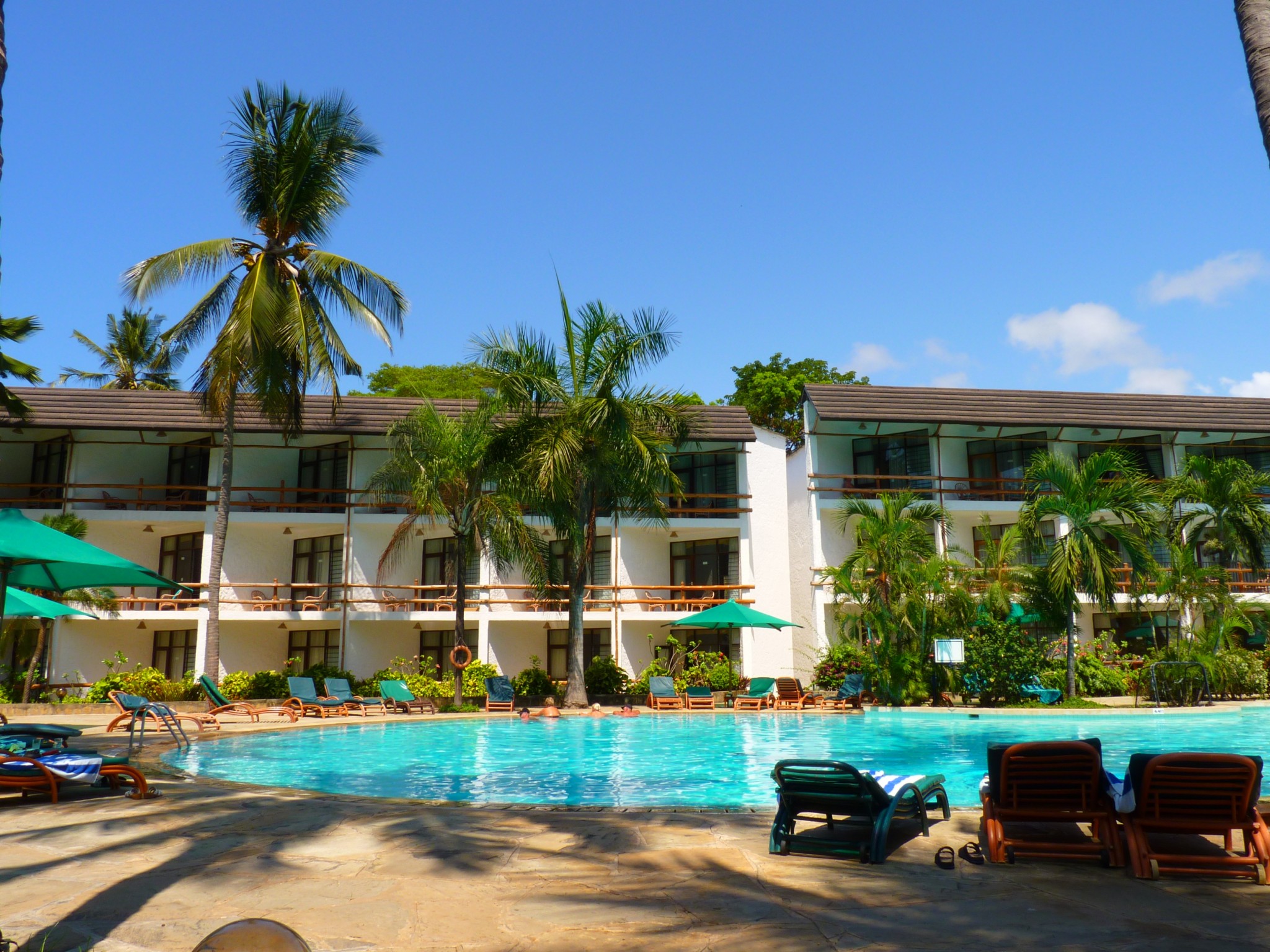 Blick über den Pool zu den Zimmern im Travellers Club Hotel