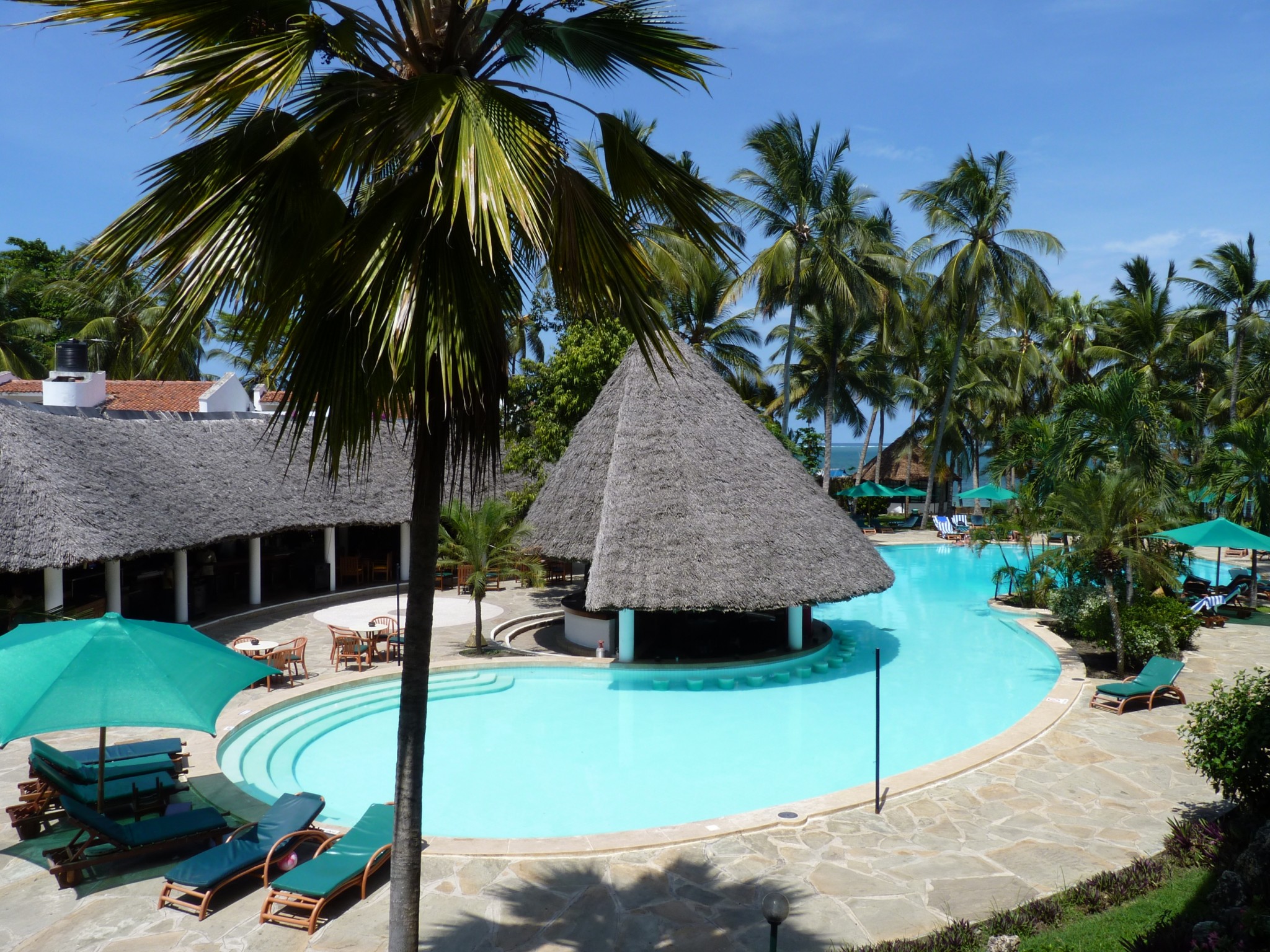 Poolbar und Blick zum Meer im Travellers Club Hotel