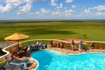 Pool in der Voi Safari Lodge mit Blick über die endlose Savanne