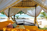 Tagesbett am Strandabschnitt des Afrochic Boutiqe Hotels