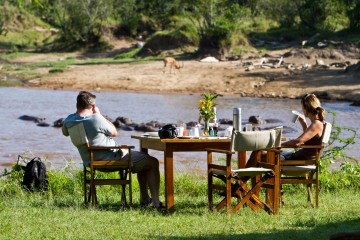 Frühstück am Mara River im Karen Blixen Camp