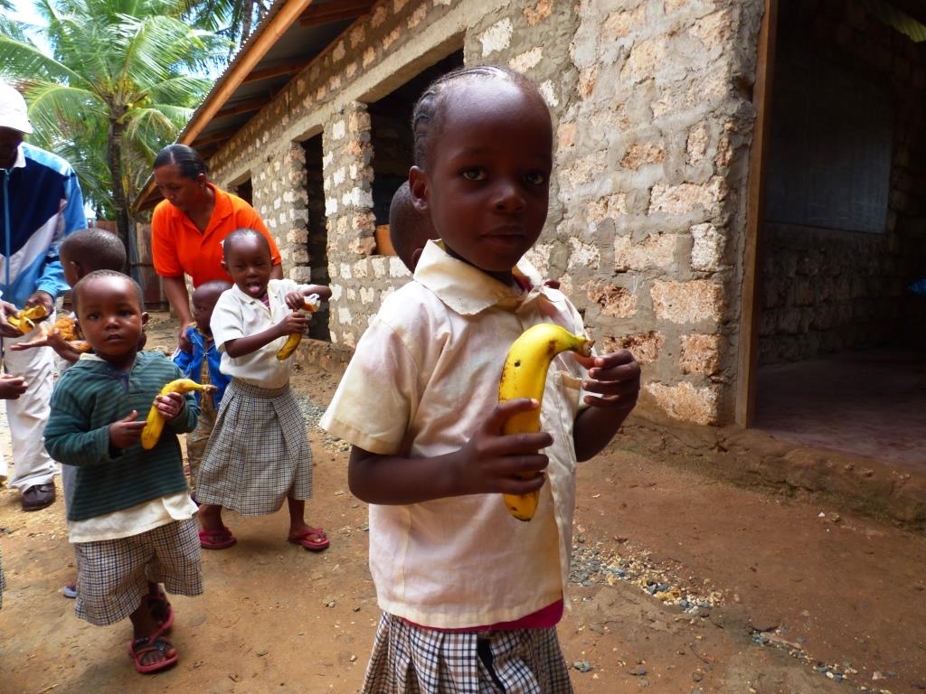 Bananenfrühstück für die Kinder der Patenschule