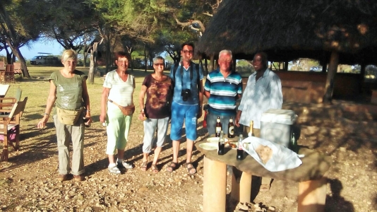 Reisegruppe in Kenia, Gäste gruessen aus Kenia, Abendprogramm