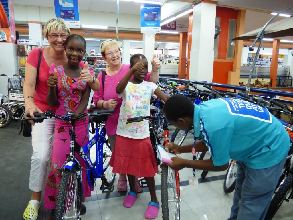 Gaeste-in-Kenia-kaufen-Patenkindern-neue-Fahrraeder