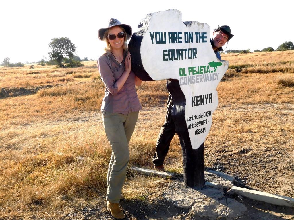 Reisegäste vom Keniaspezialist Reisekontor Schmidt am Äquator in Kenia