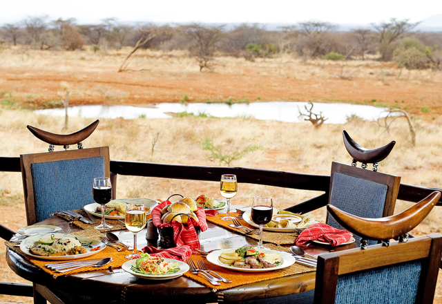 Dining am Wasserloch in der Samburu Sopa Lodge während einer Keniaurlaub Safari Reise mit Keniaspezialist Reisekontor Schmidt