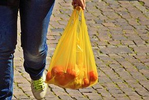 Einführung des Verbotes von Plastiktüten in Tansania