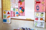 Keniaurlaub Patenschule Kenia - Die Kinder gestalten farbenfrohe Lehrtafeln selbst zusammen mit den Lehrerinnen
