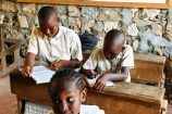 Keniaurlaub Patenschule Kenia in einem Klassenraum