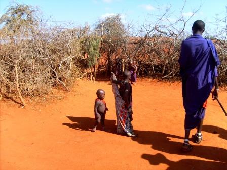 Besuch in einem Massai Dorf in Kenia während einer Safari in Kenia mit KeniaSpezialist keniaurlaub.de Reisekontor Schmidt