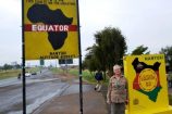 am Äquator während einer Keniareise mit mit KeniaSpezialist Keniaurlaub.de Reisekontor Schmidt Leipzig