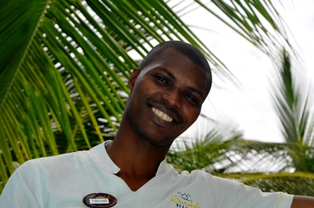 freundlicher Kellner in Kenia