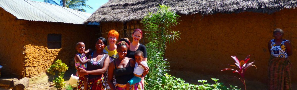 Marina und Judith Schmidt, KeniaSpezialist Reisekontor Schmidt, mit Patenkindern in Kenia