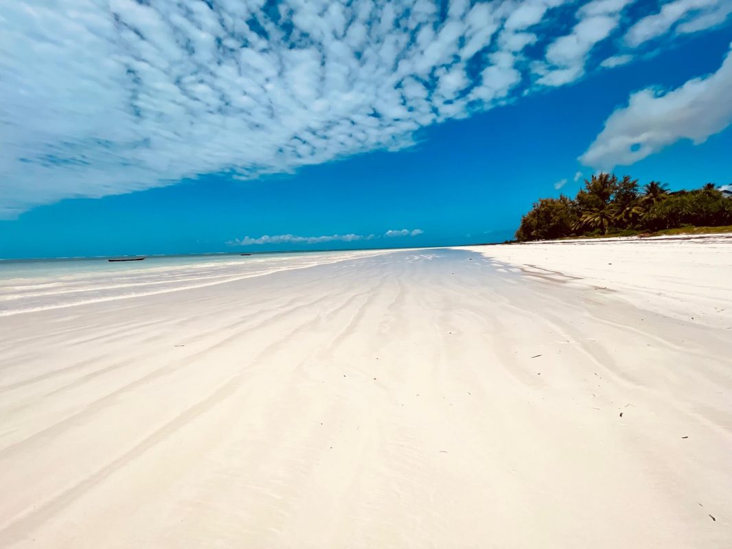 Strand am Hotel Pinewood Beach Resort Diani Beach Kenia