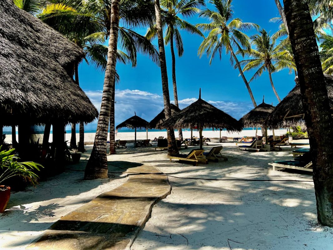 Strand am Hotel Pinewood Beach Resort Diani Beach Kenia