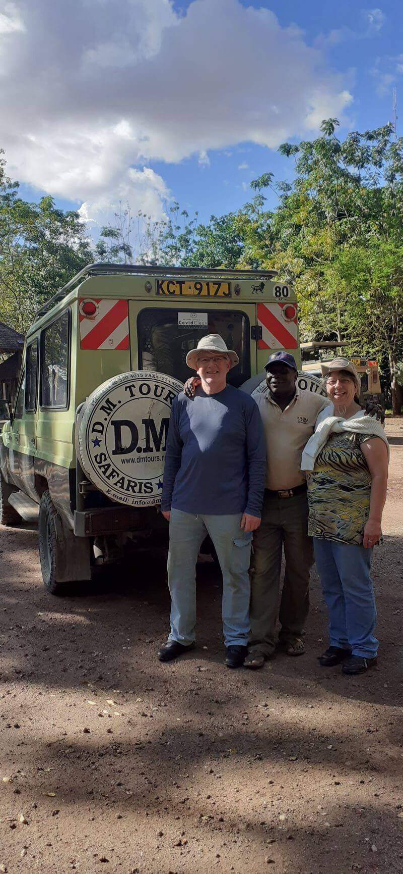 Gäste des KeniaSpezialist Reisekontor Schmidt Keniaurlaub.de während einer Kenia Safari im Kenia Urlaub - Kenia Reise