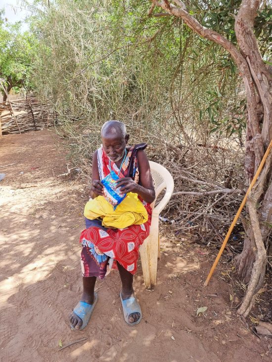 Kenia - Besuch eines Massai-Dorfes - Dorfältester - Keniareise Judith Schmidt Reisekontor Schmidt Keniaurlaub.de