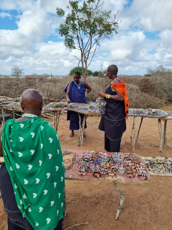 Kenia - Besuch eines Massai-Dorfes - Schmuckverkauf - Keniareise Judith Schmidt Reisekontor Schmidt Keniaurlaub.de