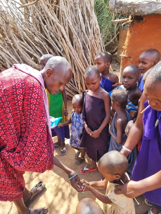 Kenia - Besuch eines Massai-Dorfes - Kinder lieben Süßes - Keniareise Judith Schmidt Reisekontor Schmidt Keniaurlaub.de