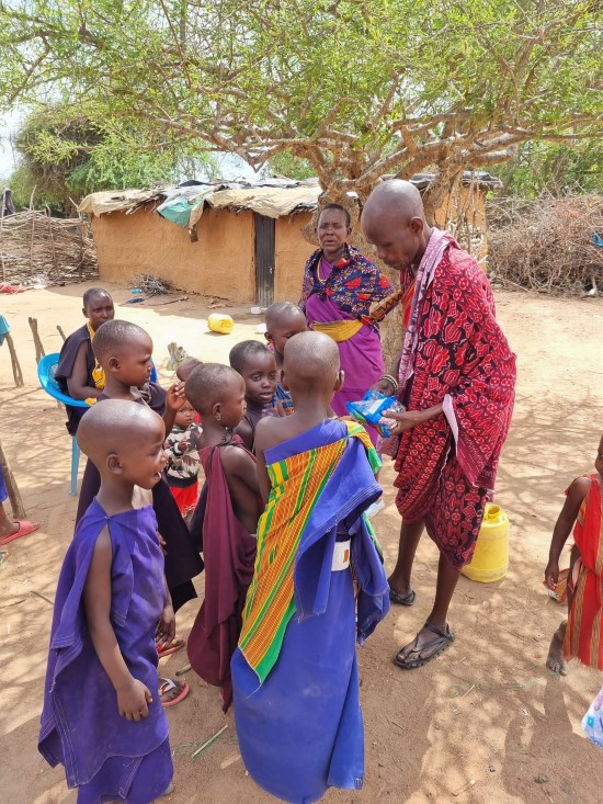 Kenia - Besuch eines Massai-Dorfes - Kinder lieben Süßes - Keniareise Judith Schmidt Reisekontor Schmidt Keniaurlaub.de
